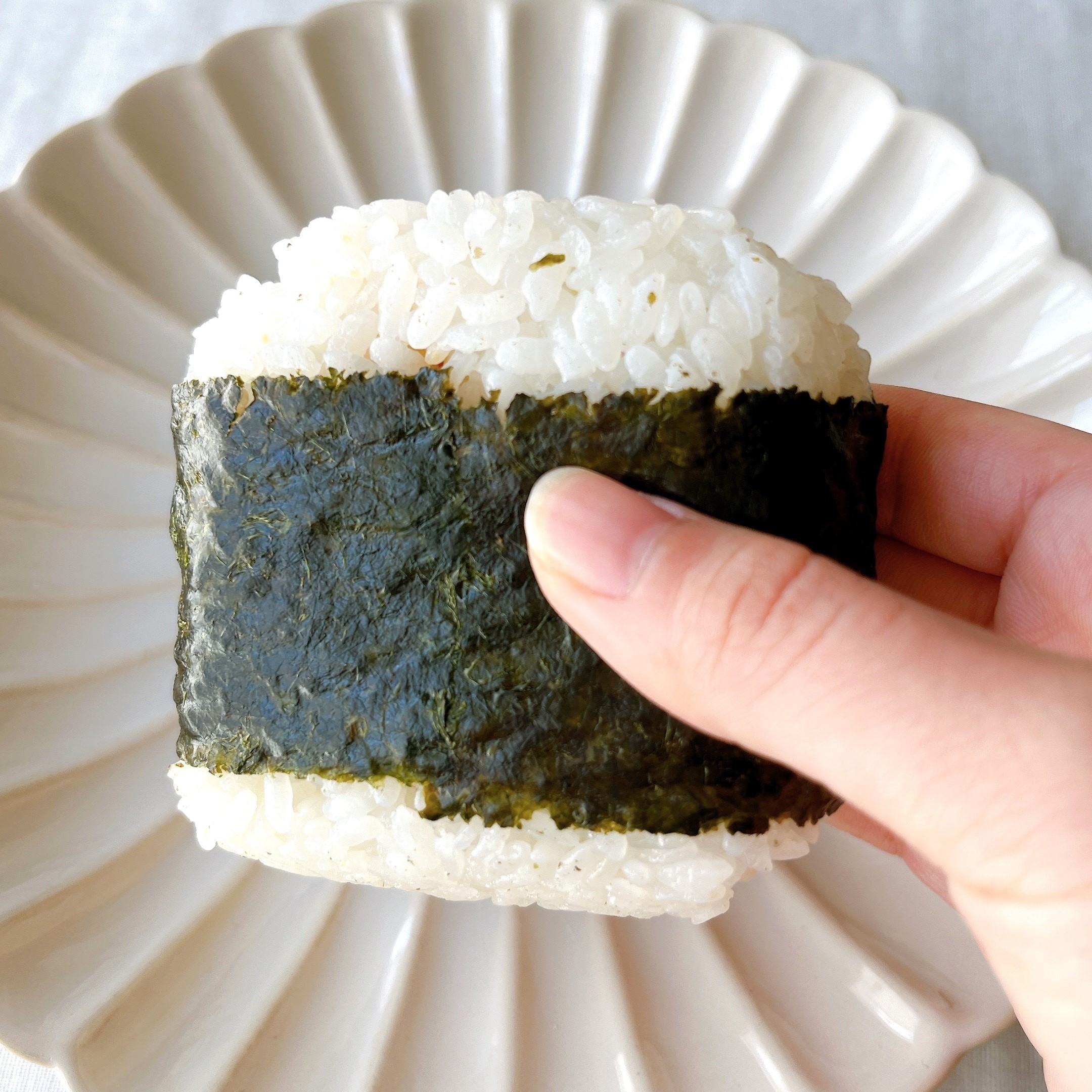 セブンイレブンのオススメのフード「直巻おむすび 旨辛鶏唐揚げマヨネーズ」