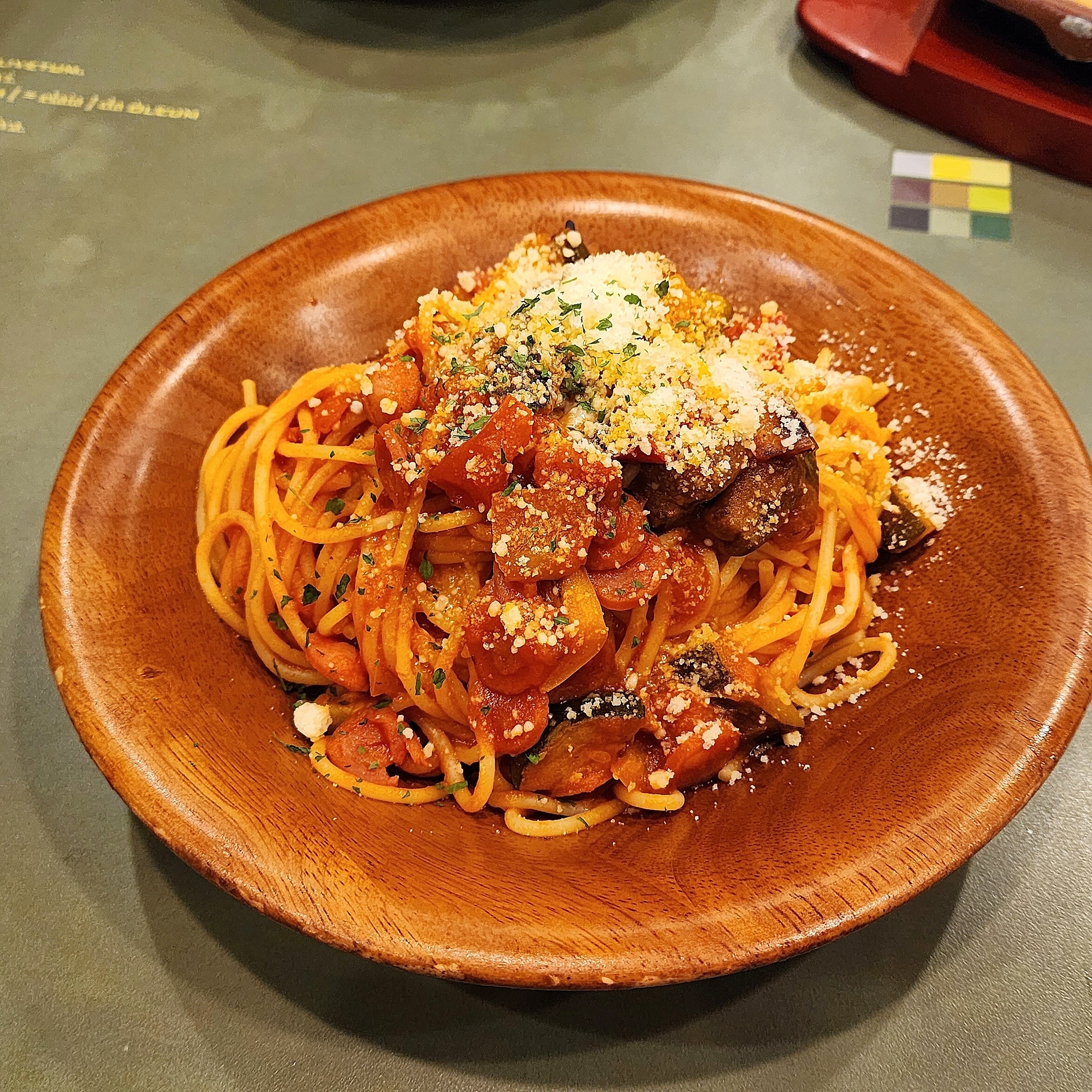 サイゼリヤのおすすめフード「イタリア野菜のトマトスパゲティ」