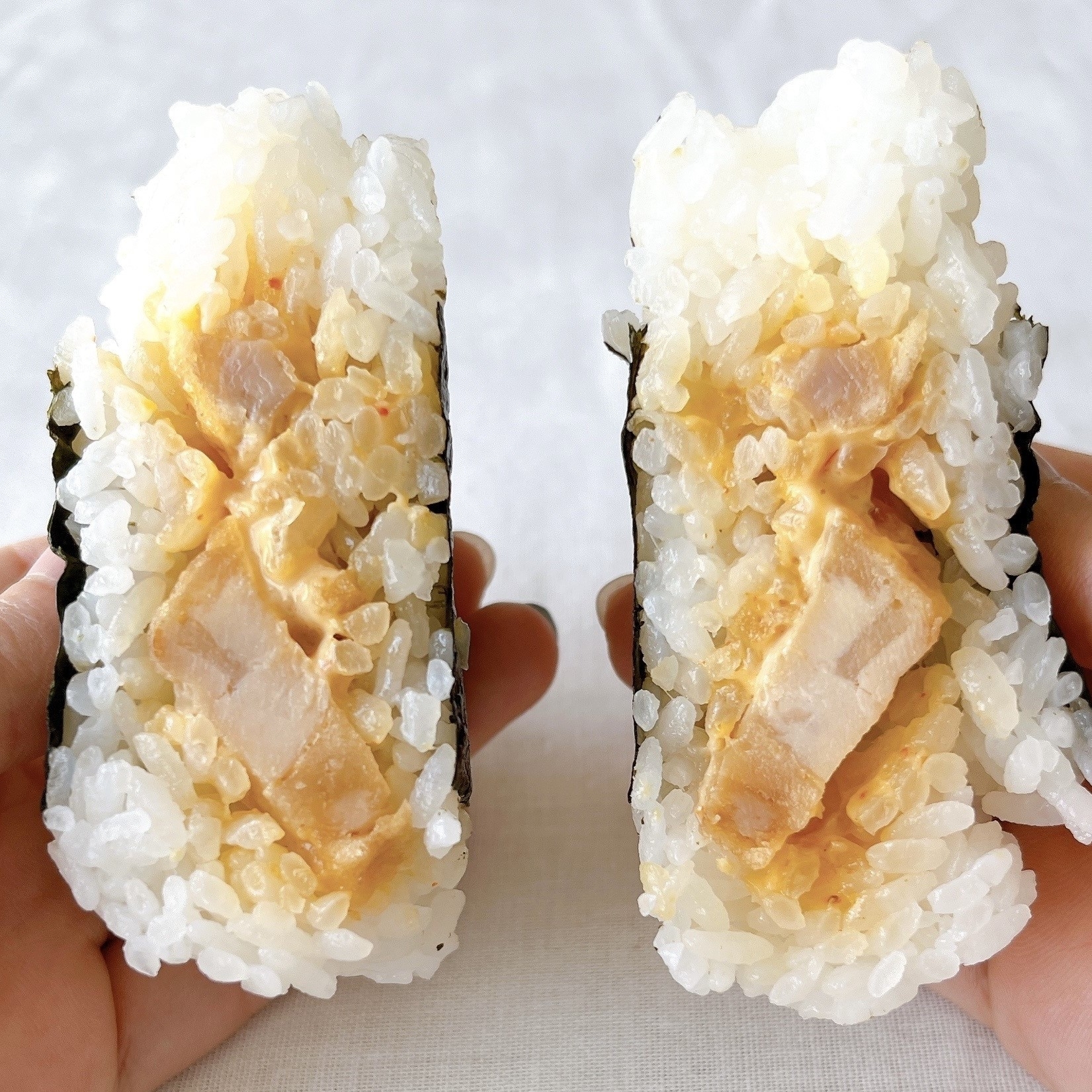 セブンイレブンのオススメのフード「直巻おむすび 旨辛鶏唐揚げマヨネーズ」