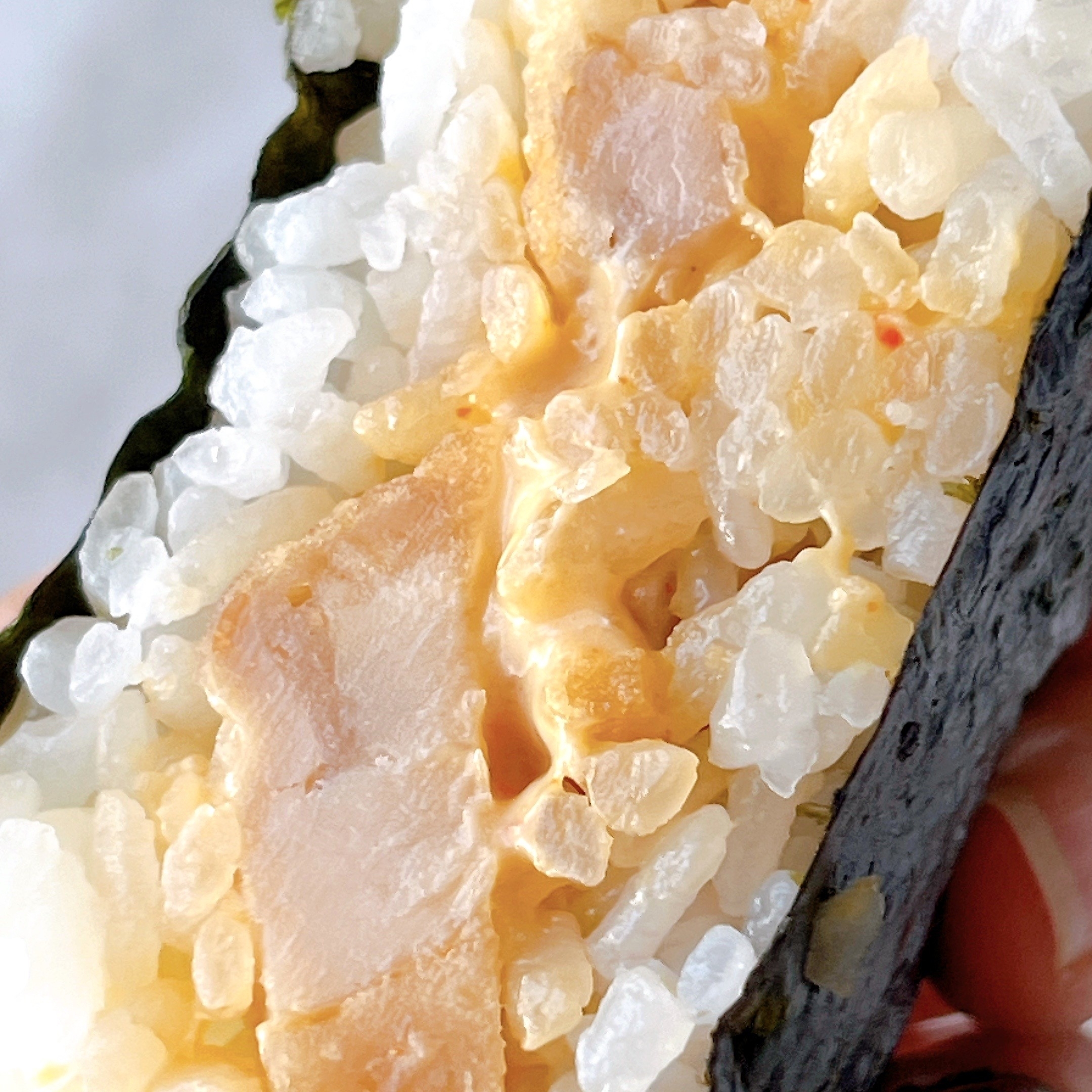 セブンイレブンのオススメのフード「直巻おむすび 旨辛鶏唐揚げマヨネーズ」