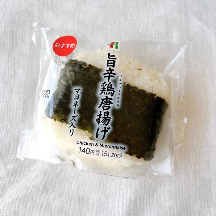 セブンイレブンのオススメのフード「直巻おむすび 旨辛鶏唐揚げマヨネーズ」