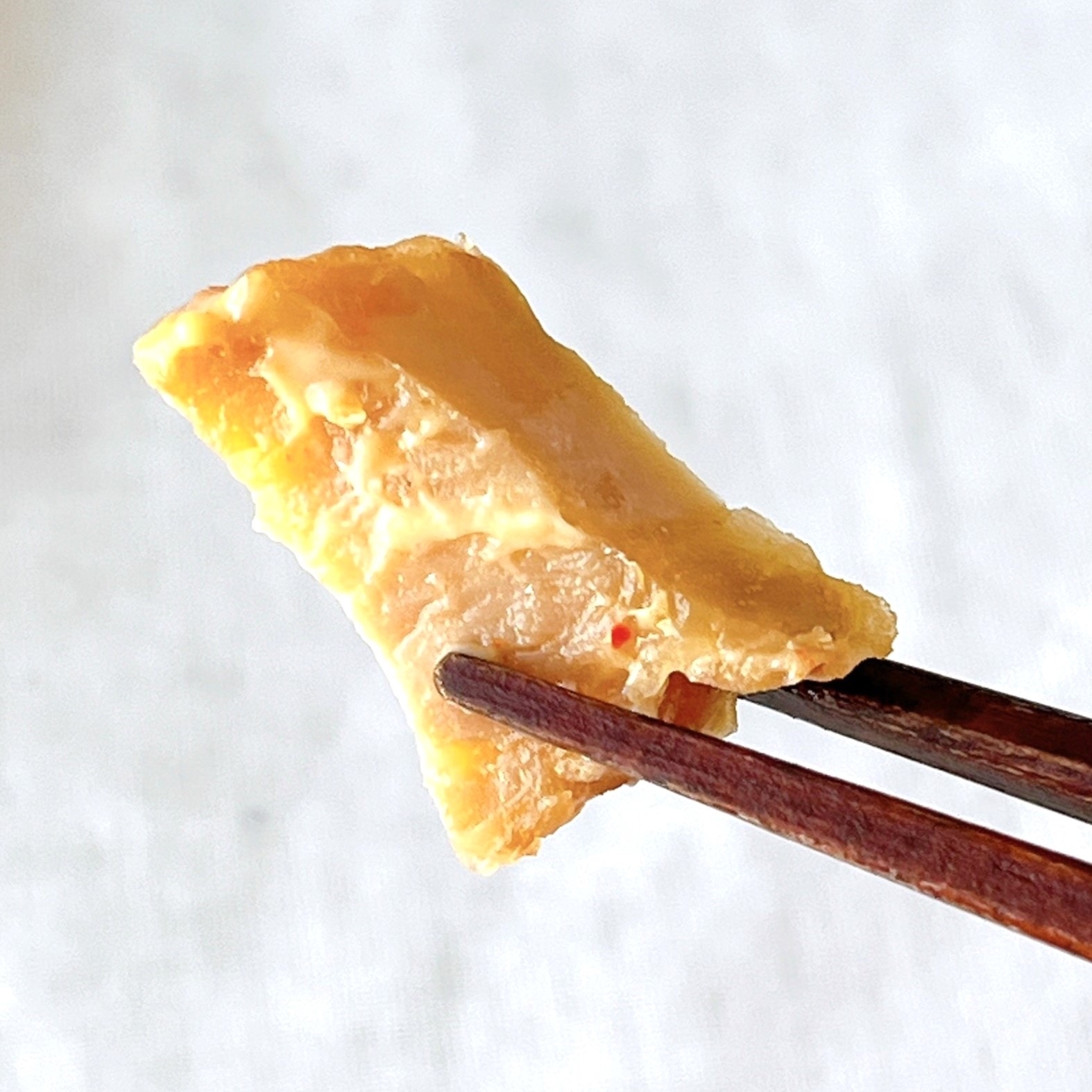 セブンイレブンのオススメのフード「直巻おむすび 旨辛鶏唐揚げマヨネーズ」