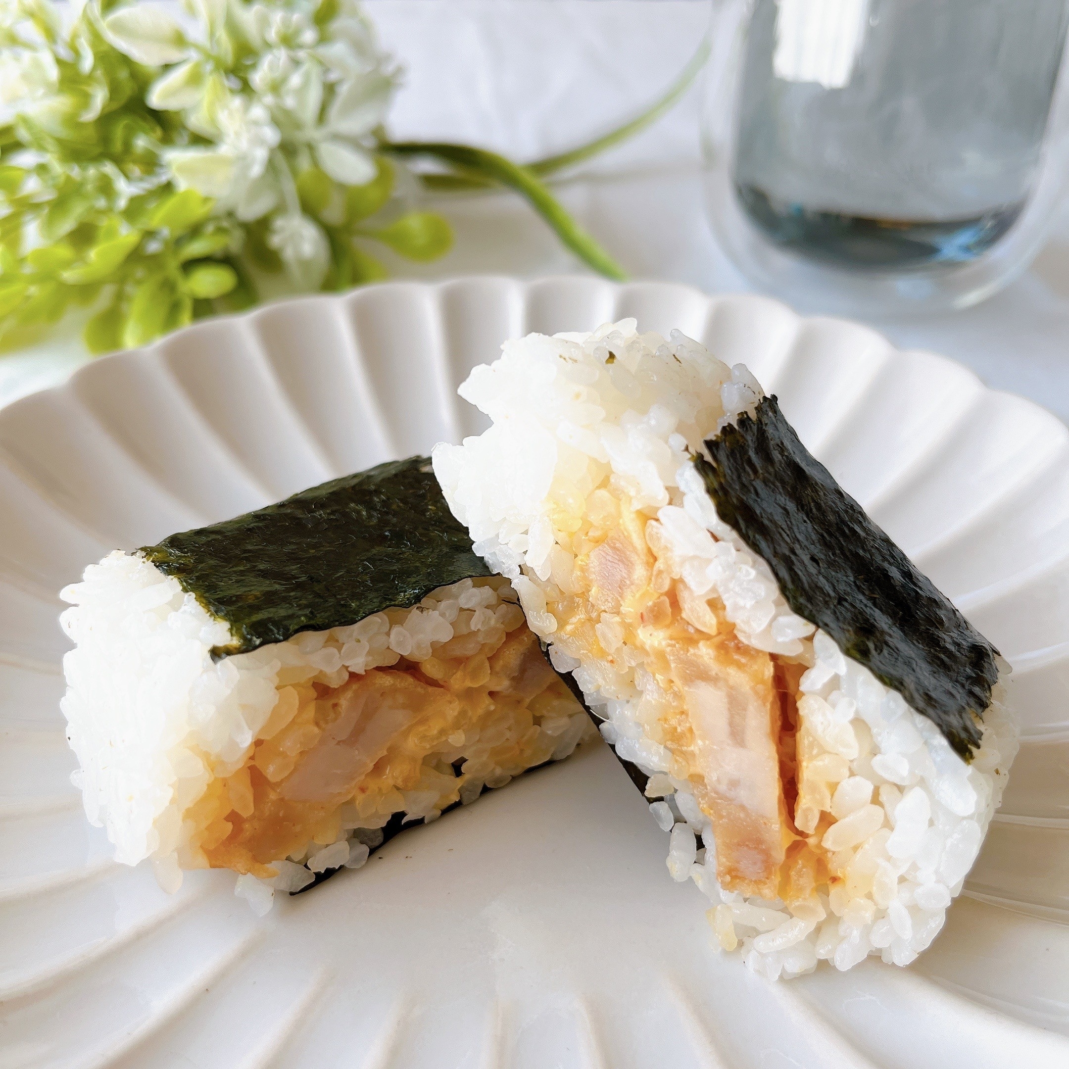 セブンイレブンのオススメのフード「直巻おむすび 旨辛鶏唐揚げマヨネーズ」