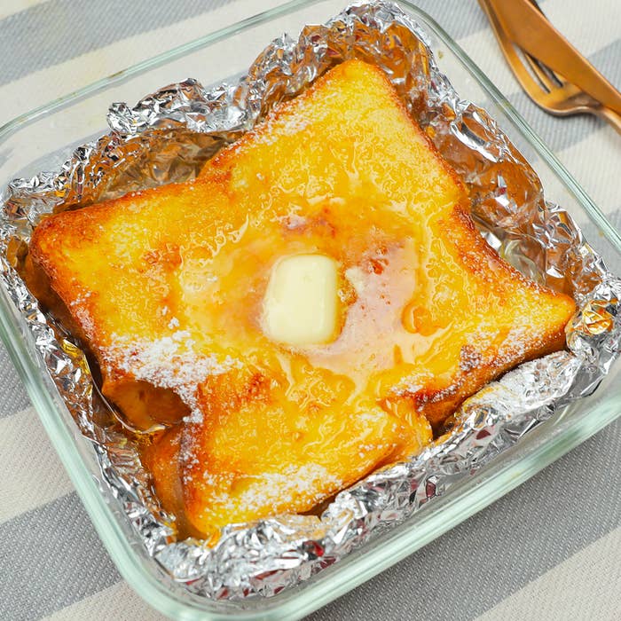 アルミホイルの上にバターがのったトーストが入った耐熱皿です。