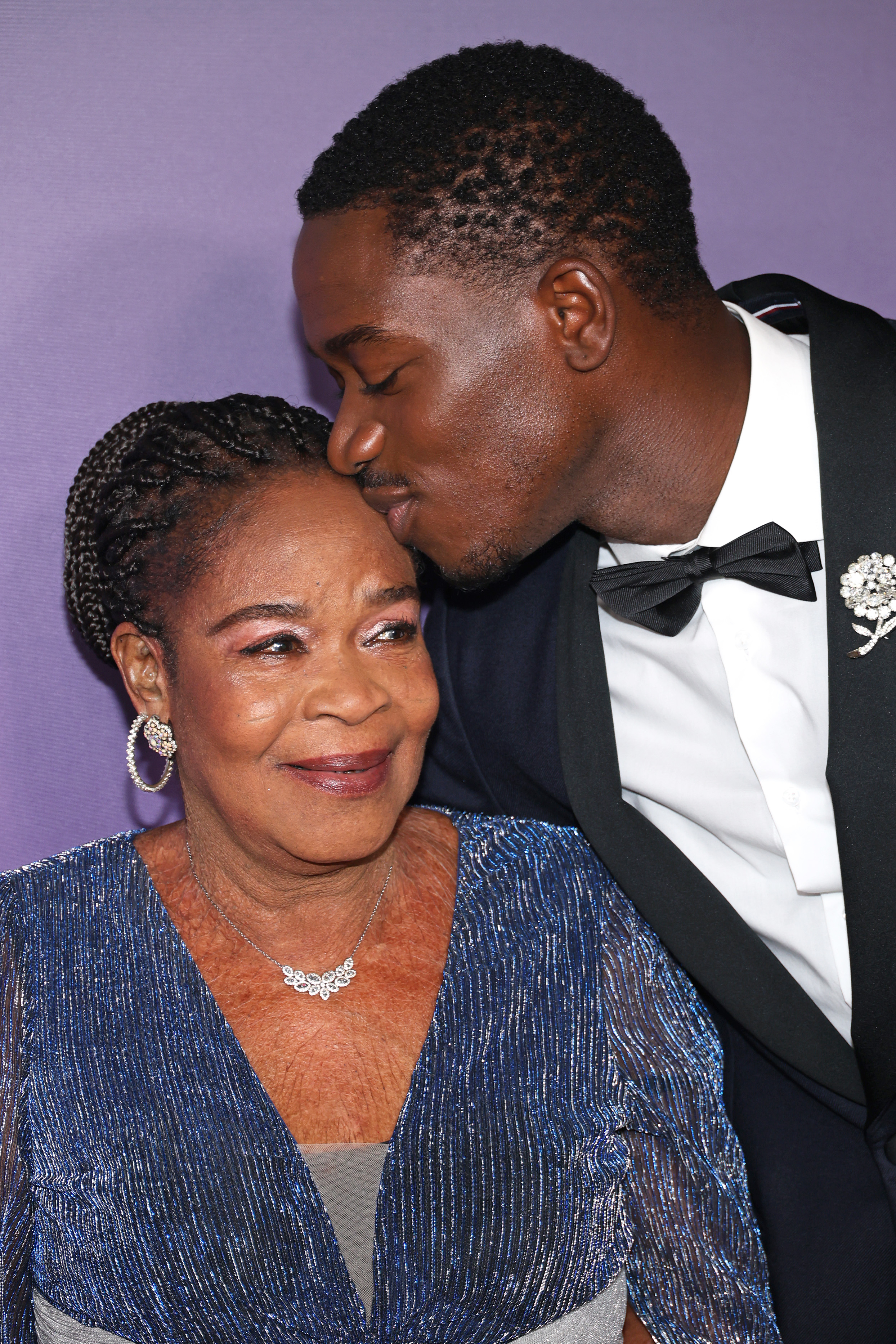 Damson Idris kissing his mother, Philippa Idris, on the forehead