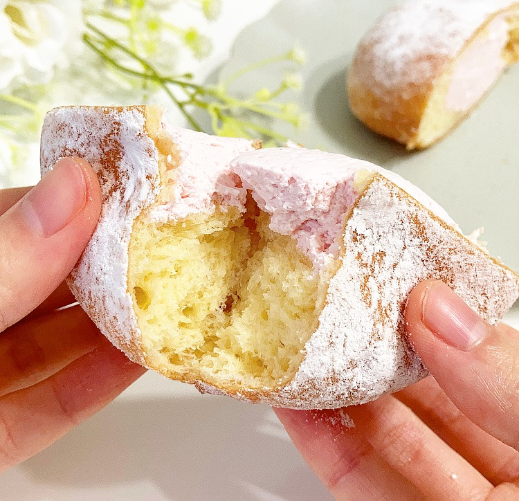 FamilyMart(ファミリーマート)の新商品「生ドーナツ(いちごみるくホイップ)」