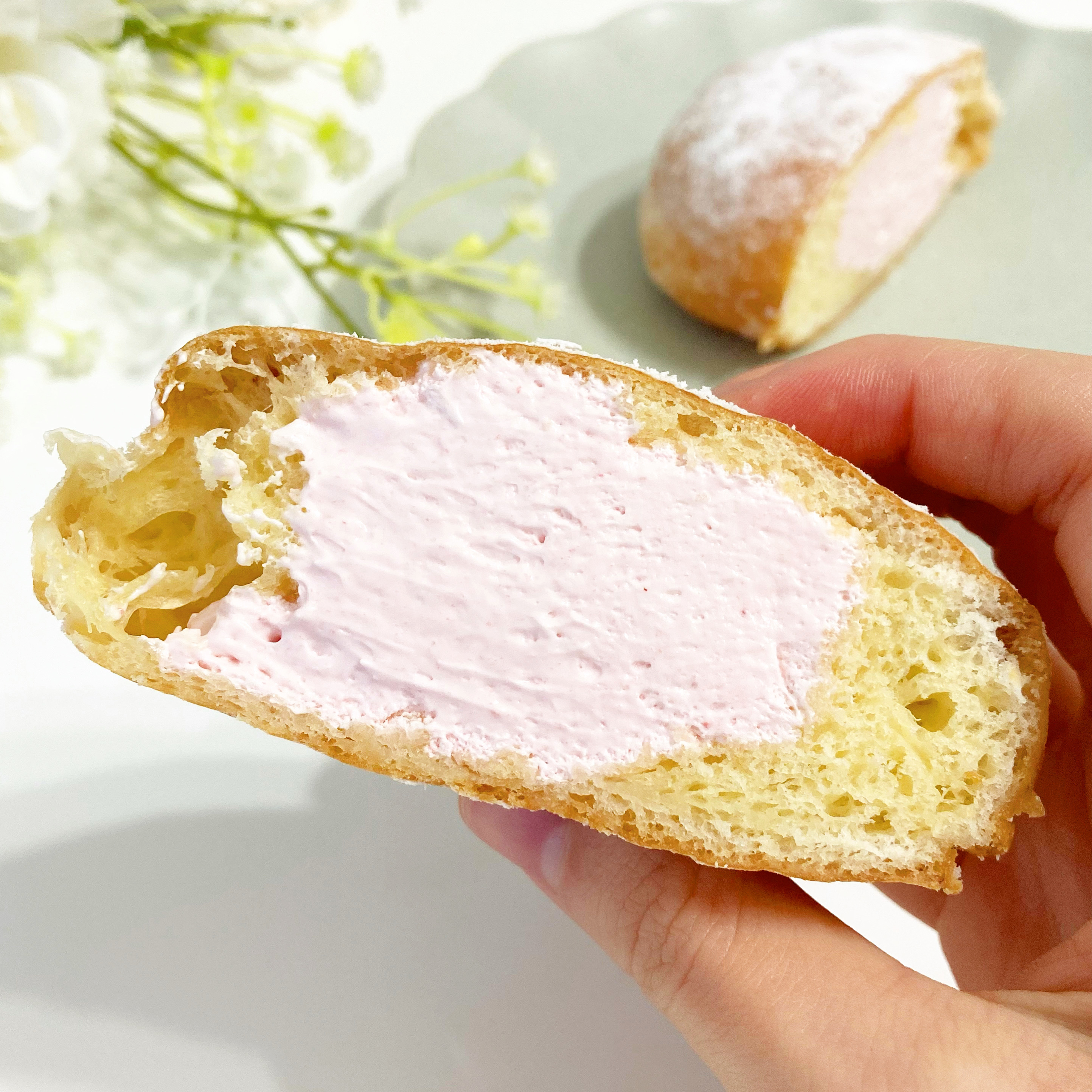 FamilyMart(ファミリーマート)の新商品「生ドーナツ(いちごみるくホイップ)」