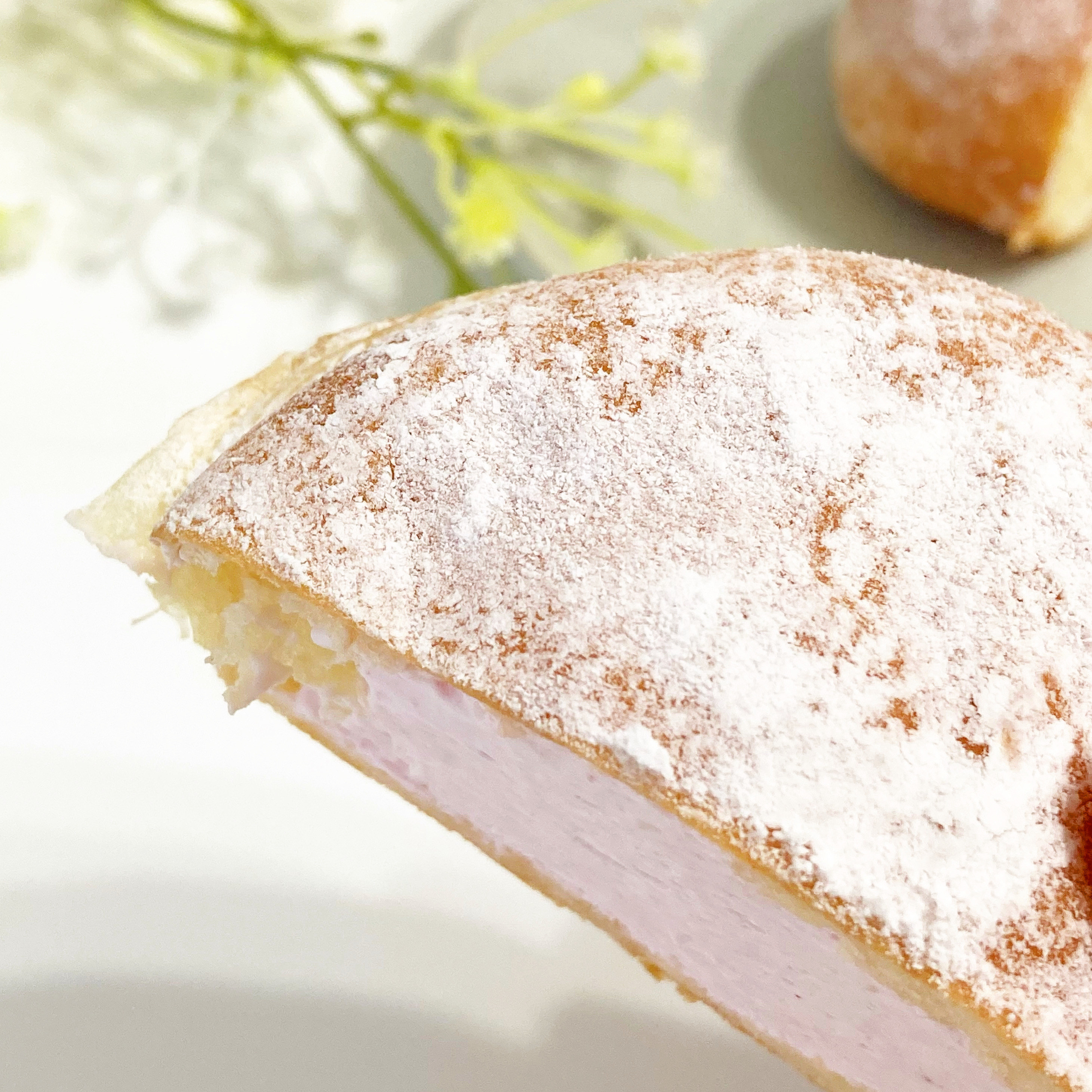 FamilyMart(ファミリーマート)の新商品「生ドーナツ(いちごみるくホイップ)」