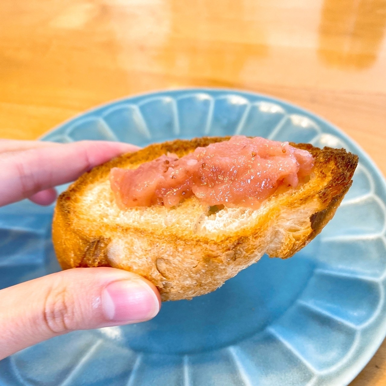 スプーンに盛られたストロベリージャム。
