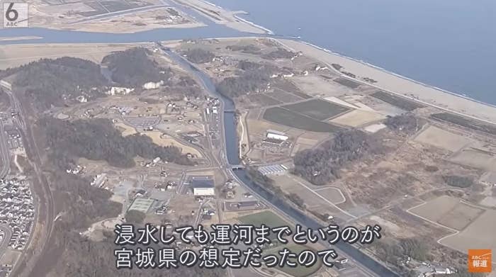 空から見た津波による甚大な被害の風景です。