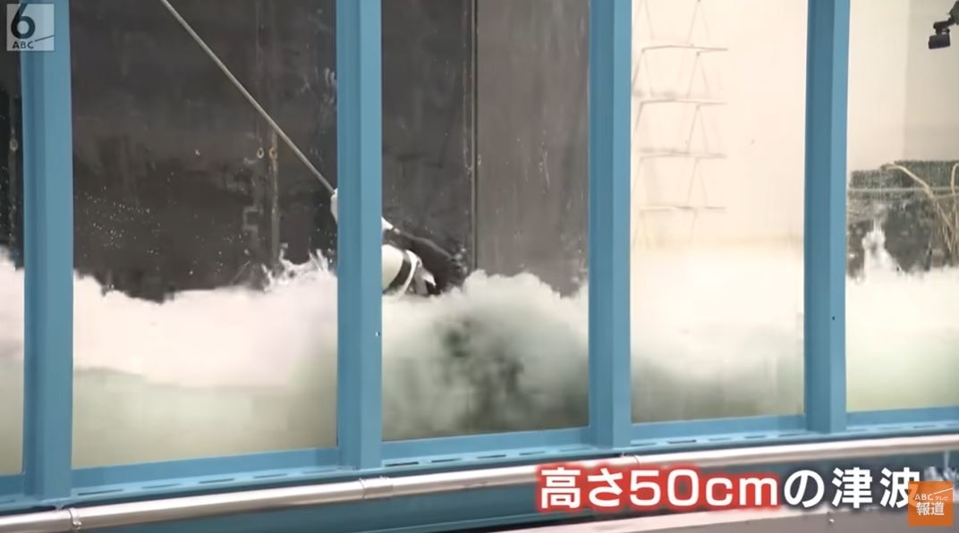津波シミュレーションを行う実験装置の映像。