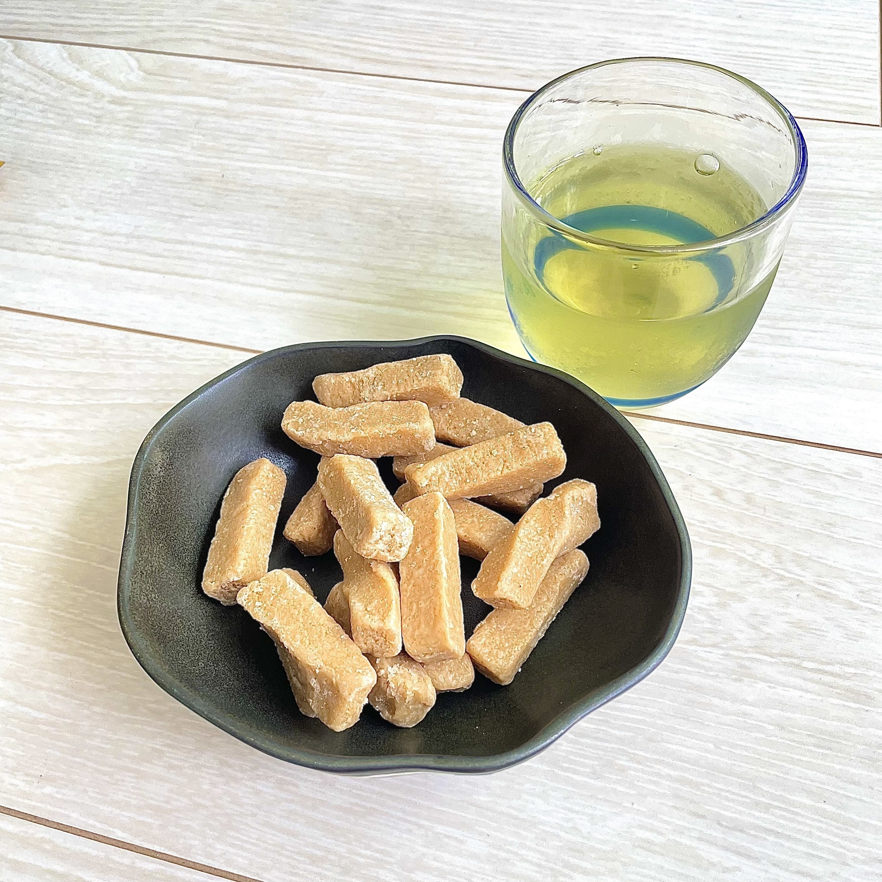 KALDI（カルディ）のおすすめスナック菓子「北海道から 三温糖きなこねじり 150g」