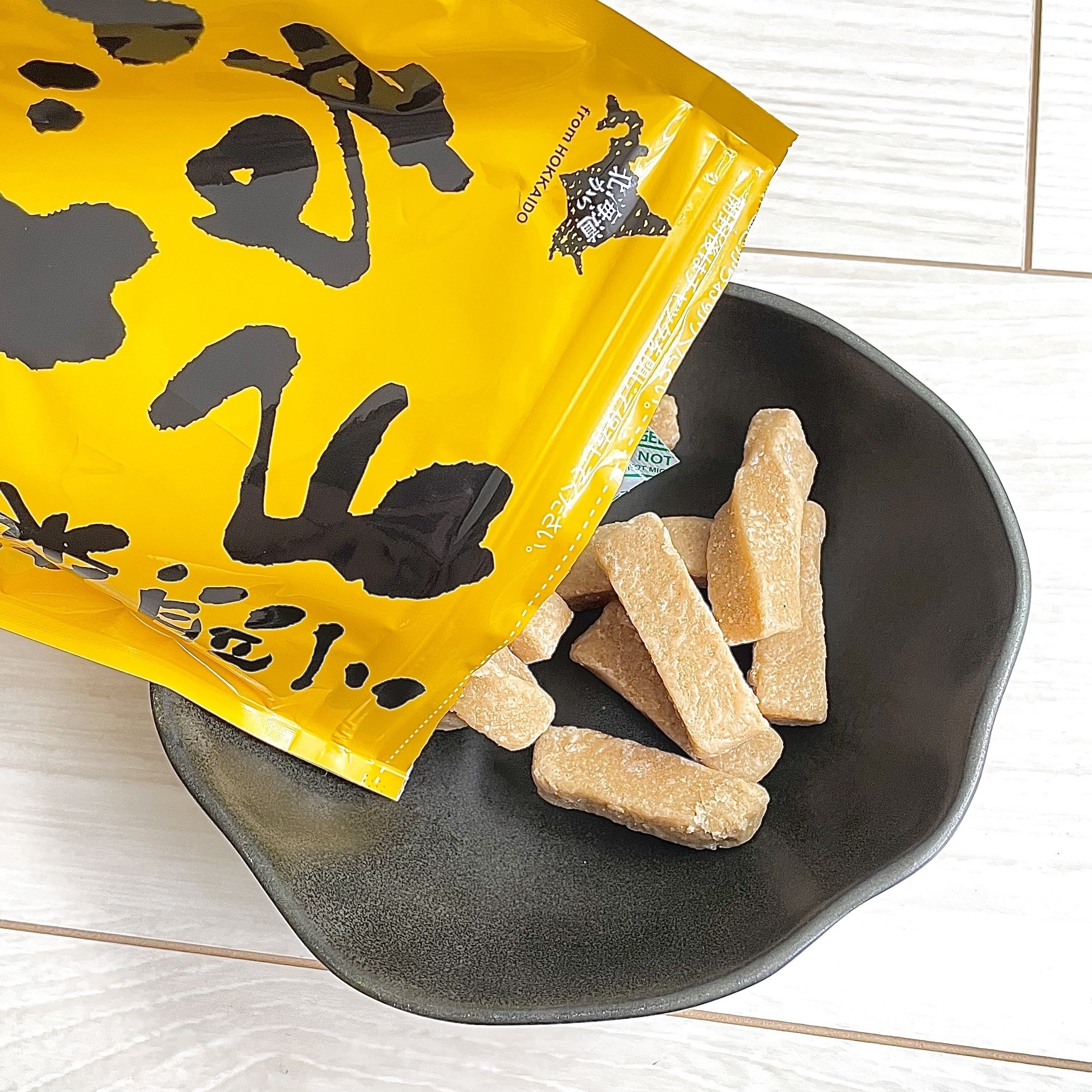 KALDI（カルディ）のおすすめスナック菓子「北海道から 三温糖きなこねじり 150g」
