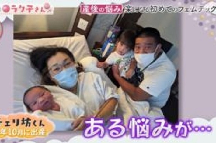 家族が病室で笑顔、赤ちゃんを抱き、テキストあり「キリギリス家、全員元気に退院」