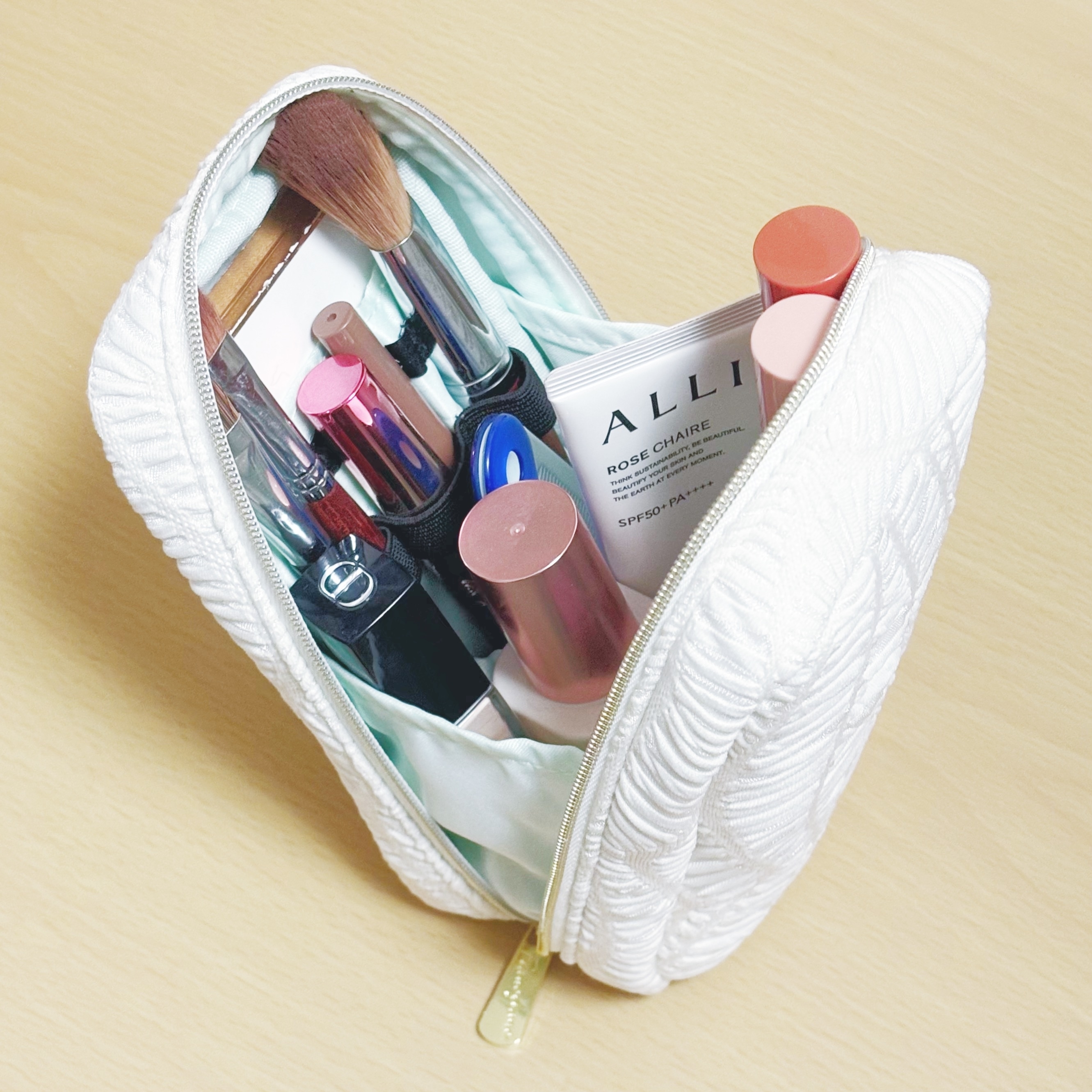 Francfranc(フランフラン)のおすすめのメイクグッズ「エンボス スタンドポーチ アイボリー」