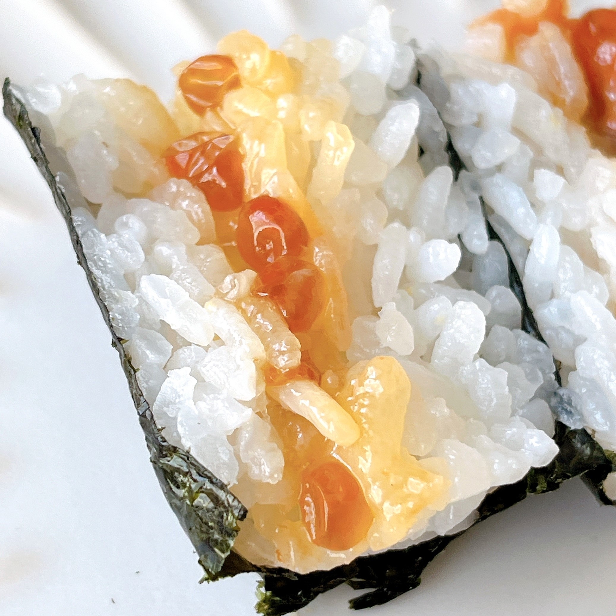 セブンイレブンのオススメのフード「手巻寿司 サーモンといくら巻」