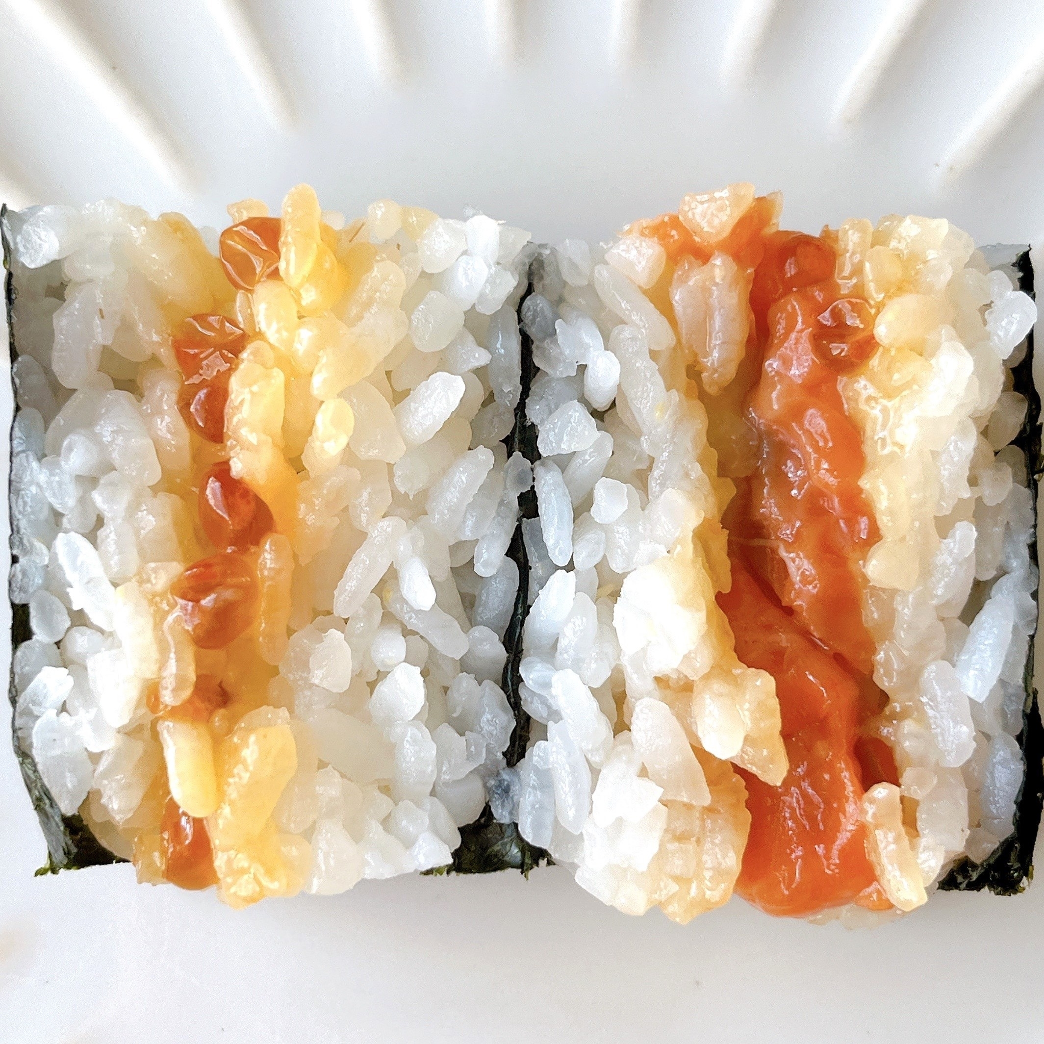 セブンイレブンのオススメのフード「手巻寿司 サーモンといくら巻」