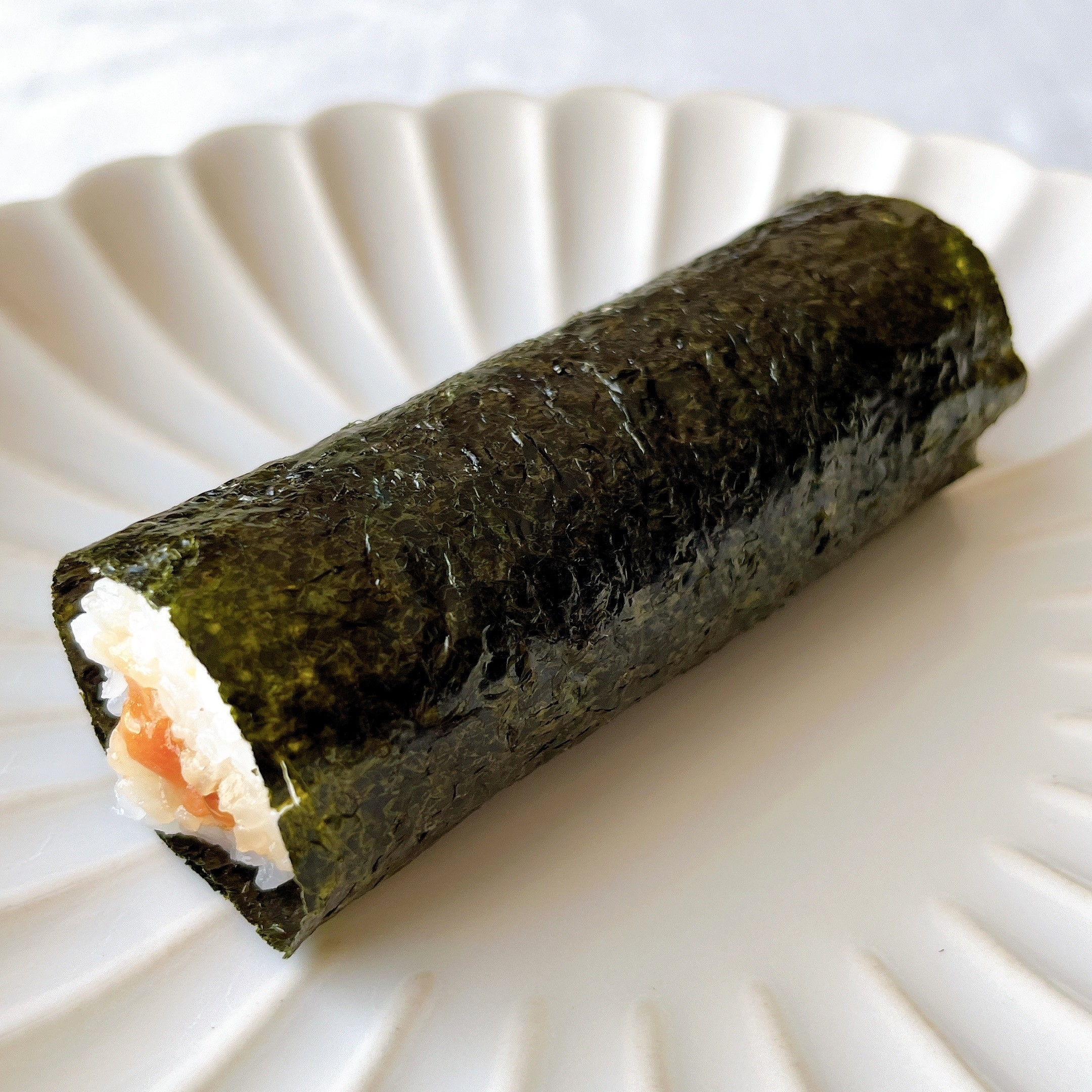 セブンイレブンのオススメのフード「手巻寿司 サーモンといくら巻」