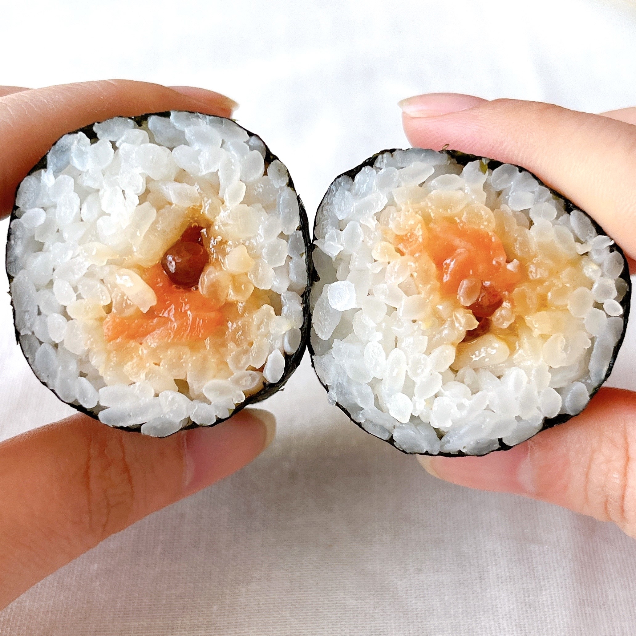 セブンイレブンのオススメのフード「手巻寿司 サーモンといくら巻」