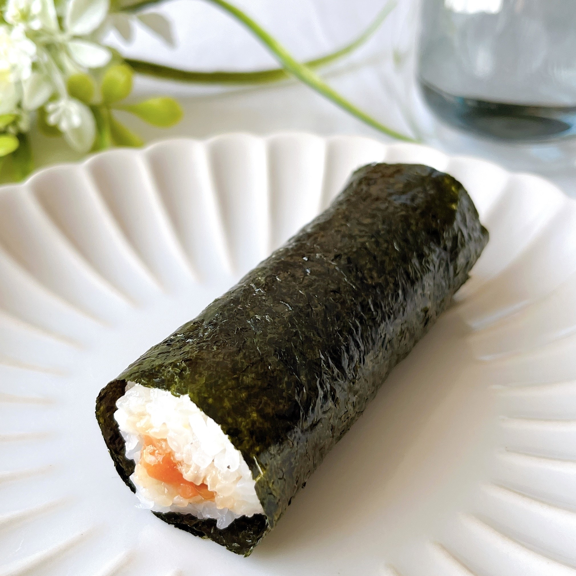 セブンイレブンのオススメのフード「手巻寿司 サーモンといくら巻」