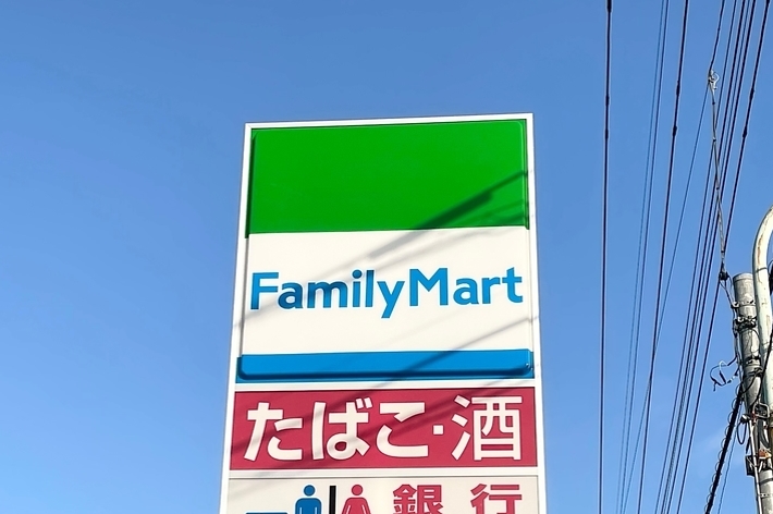 ファミリーマートの看板で、トイレとATMの利用可能を示しています。