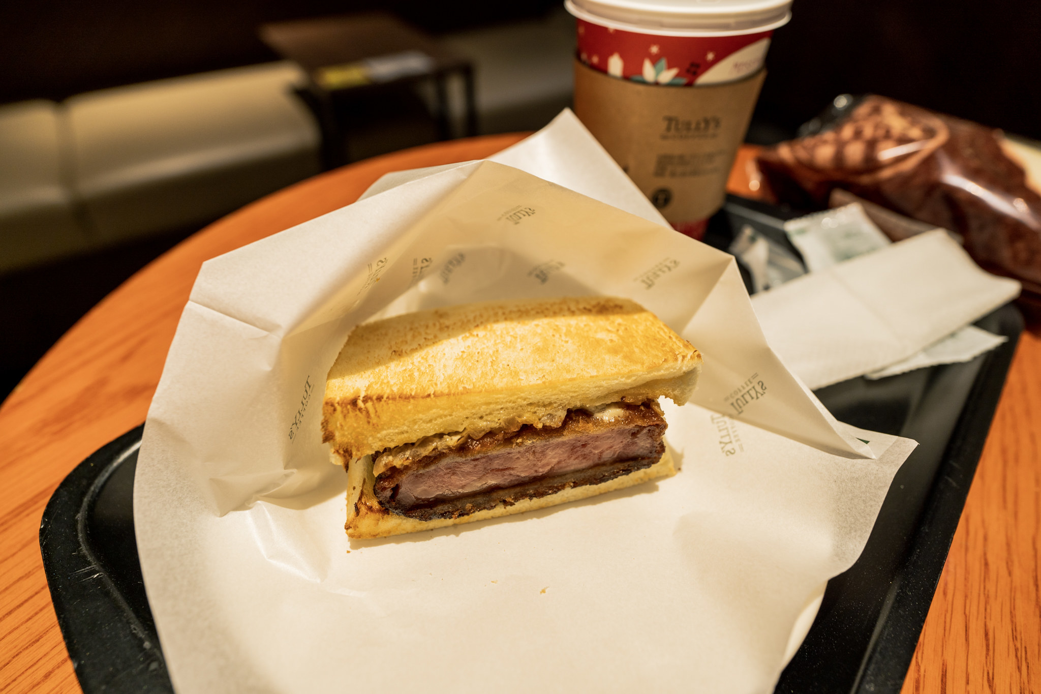 タリーズのおすすめメニュー「極厚ハムカツサンド」