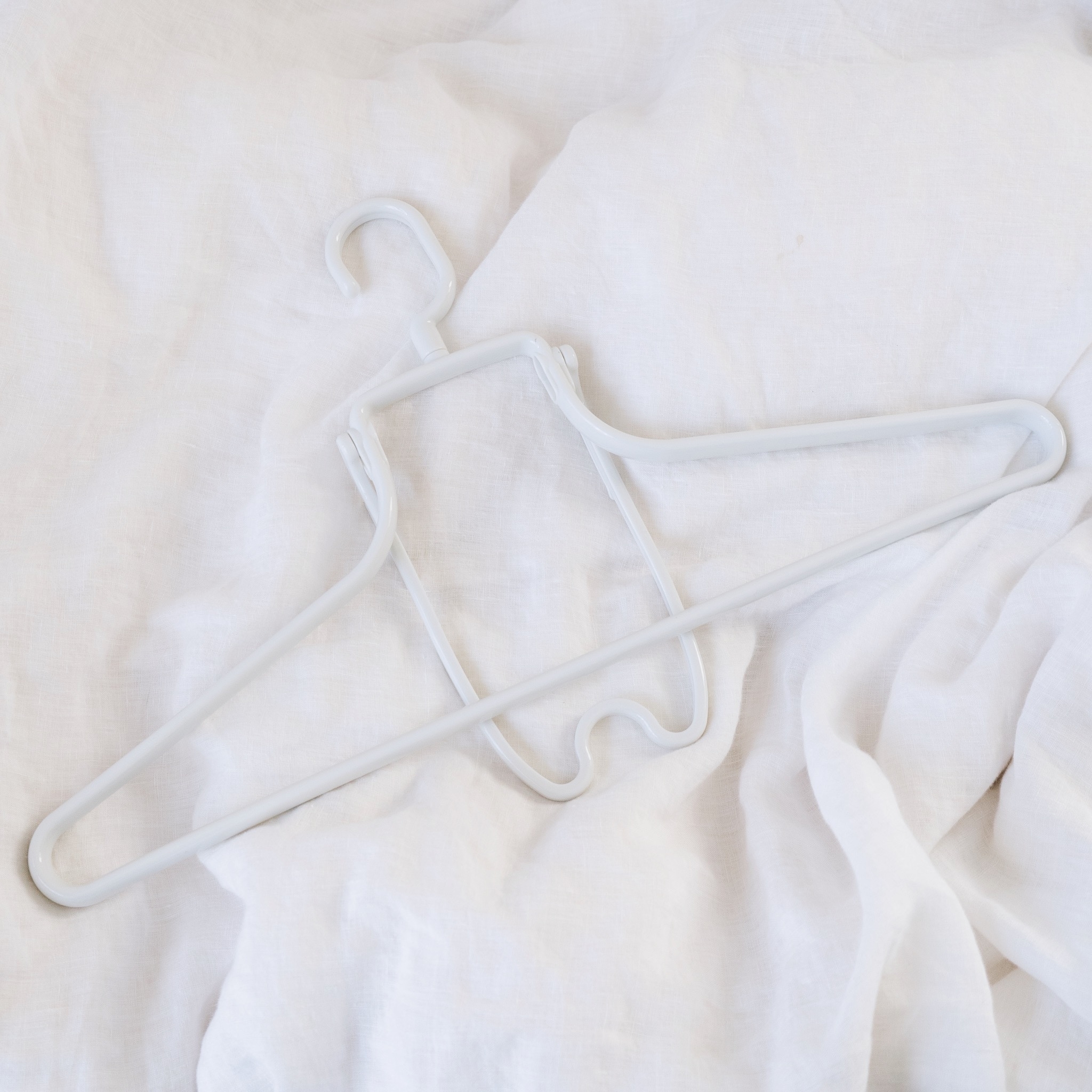 3COINS（スリーコインズ）の便利グッズ「フードが乾きやすいハンガー」