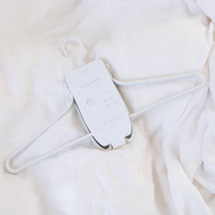 3COINS（スリーコインズ）の便利グッズ「フードが乾きやすいハンガー」