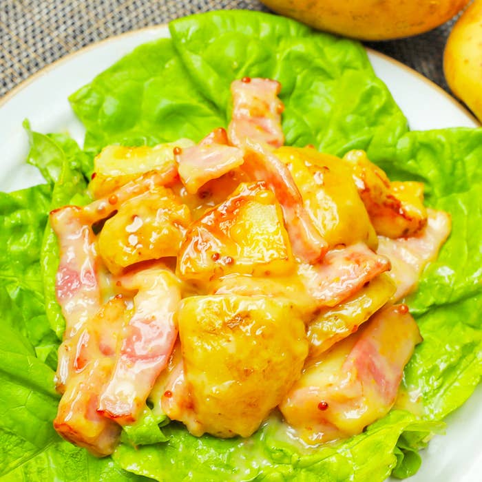 レタスの上にじゃがいもがのっている。