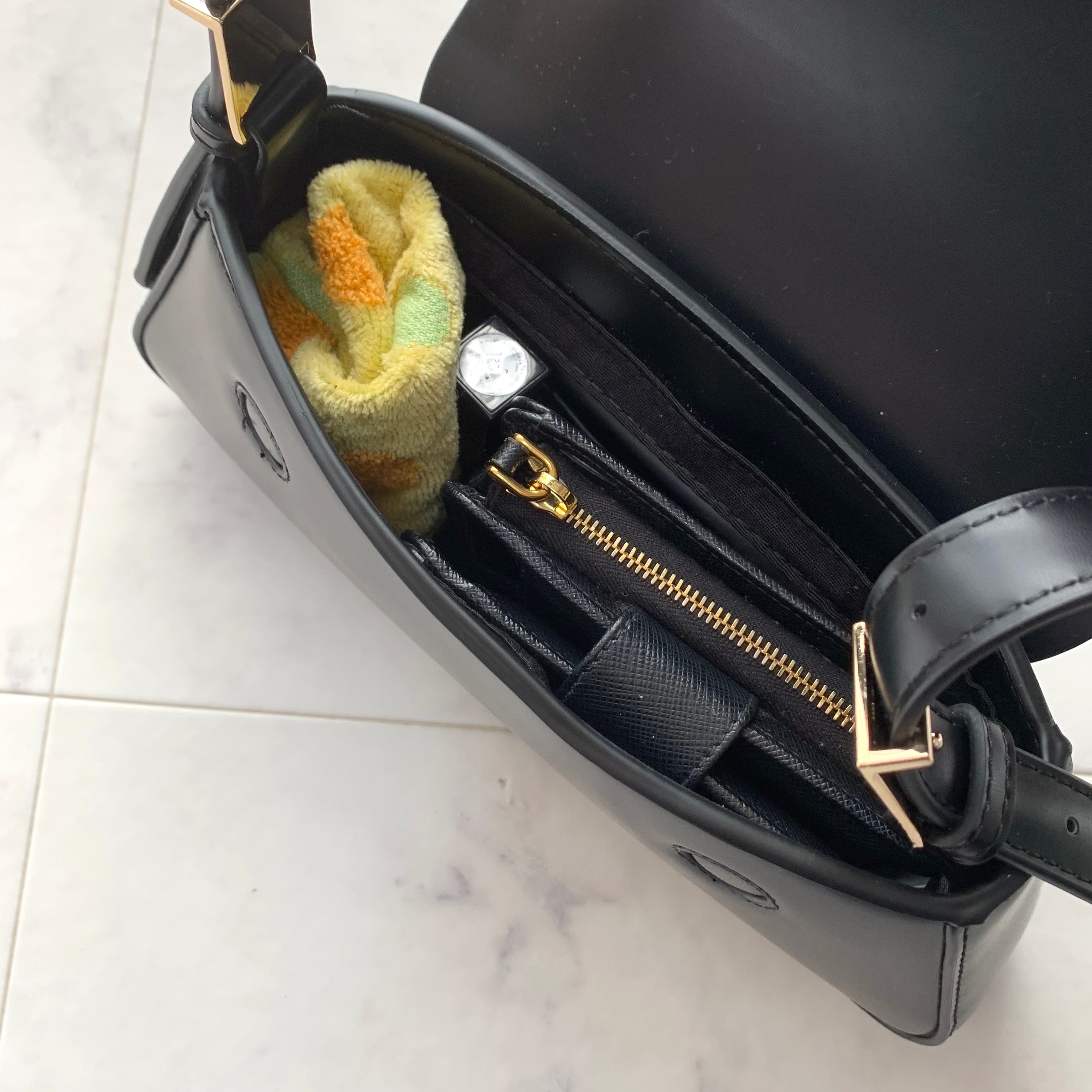 ZARA(ザラ)のおしゃれバッグ「フラップ ミニマル ショルダーバック」