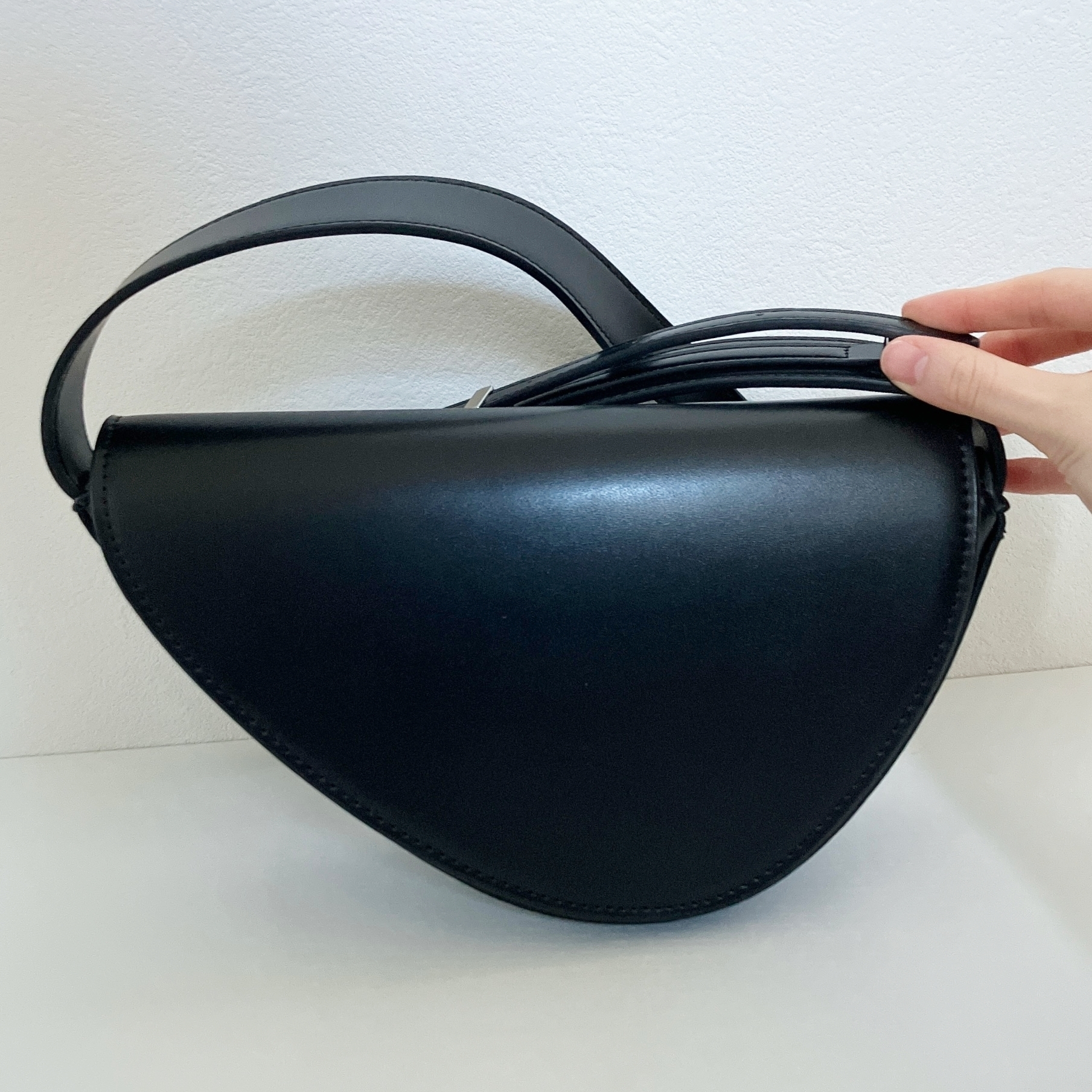 ZARA(ザラ)のおしゃれバッグ「アシンメトリー クロスボディバッグ」