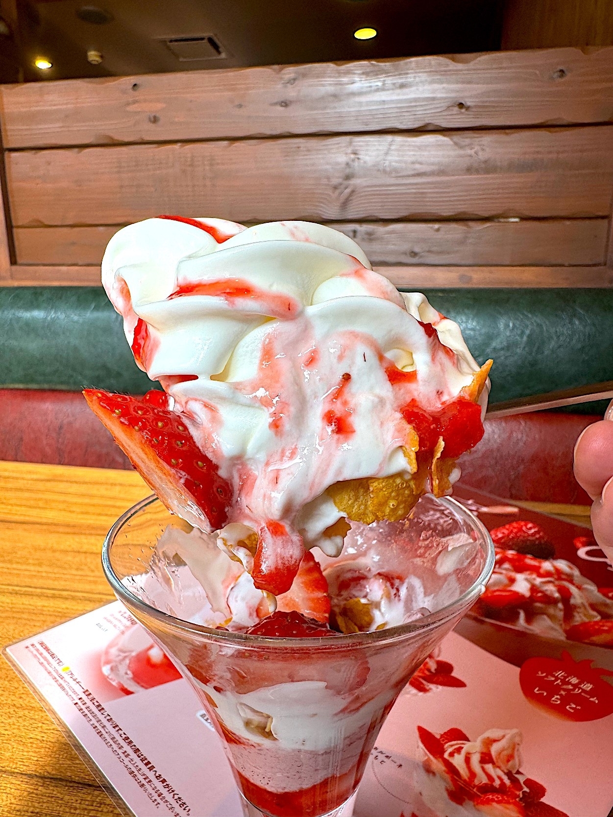 びっくりドンキーのおすすめスイーツ「いちごのきらきらティアラ」