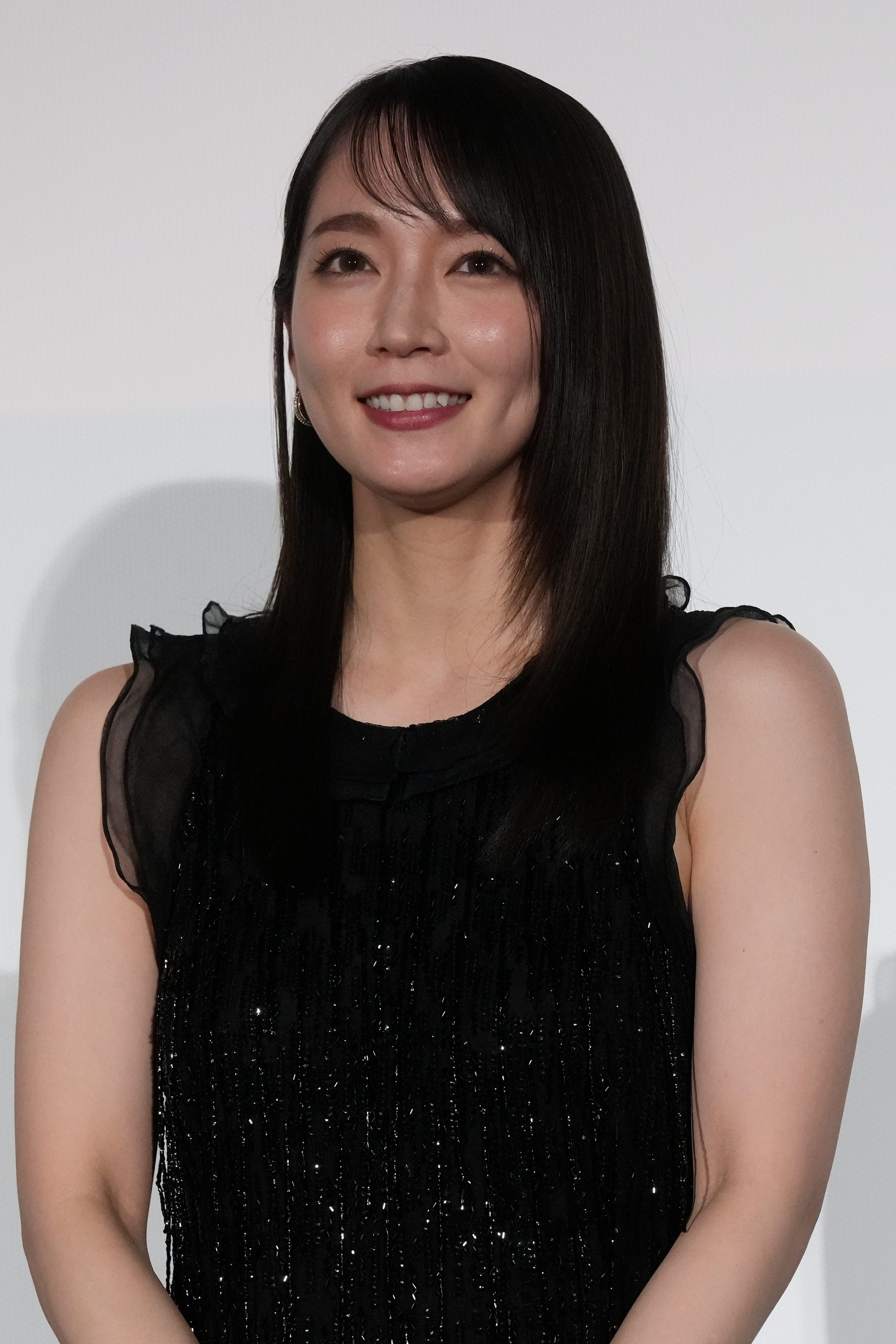 とってもセクシー♡」吉岡里帆、肩見せ春コーデを披露→「女神降臨