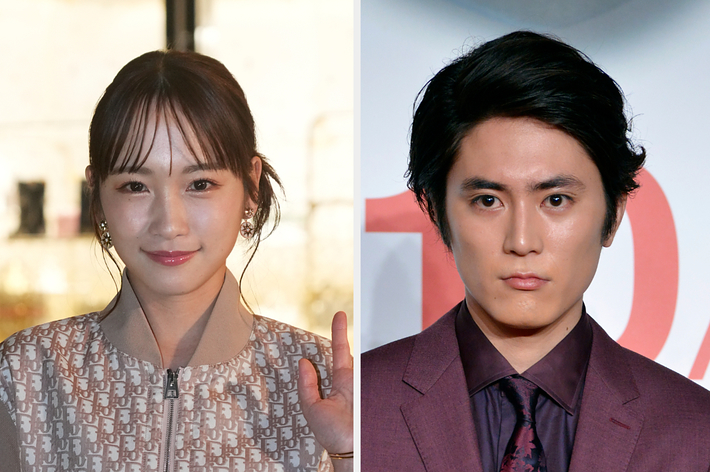 イベントに参加する男性と女性の有名人。女性は印字模様のドレス、男性は紫のスーツを着用。