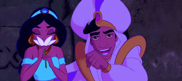 Jasmine y Aladdin de la película animada, compartiendo un momento alegre. Aladdin sostiene la lámpara mágica