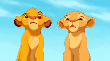 Simba y Nala de &quot;El Rey León&quot; miran hacia arriba con curiosidad