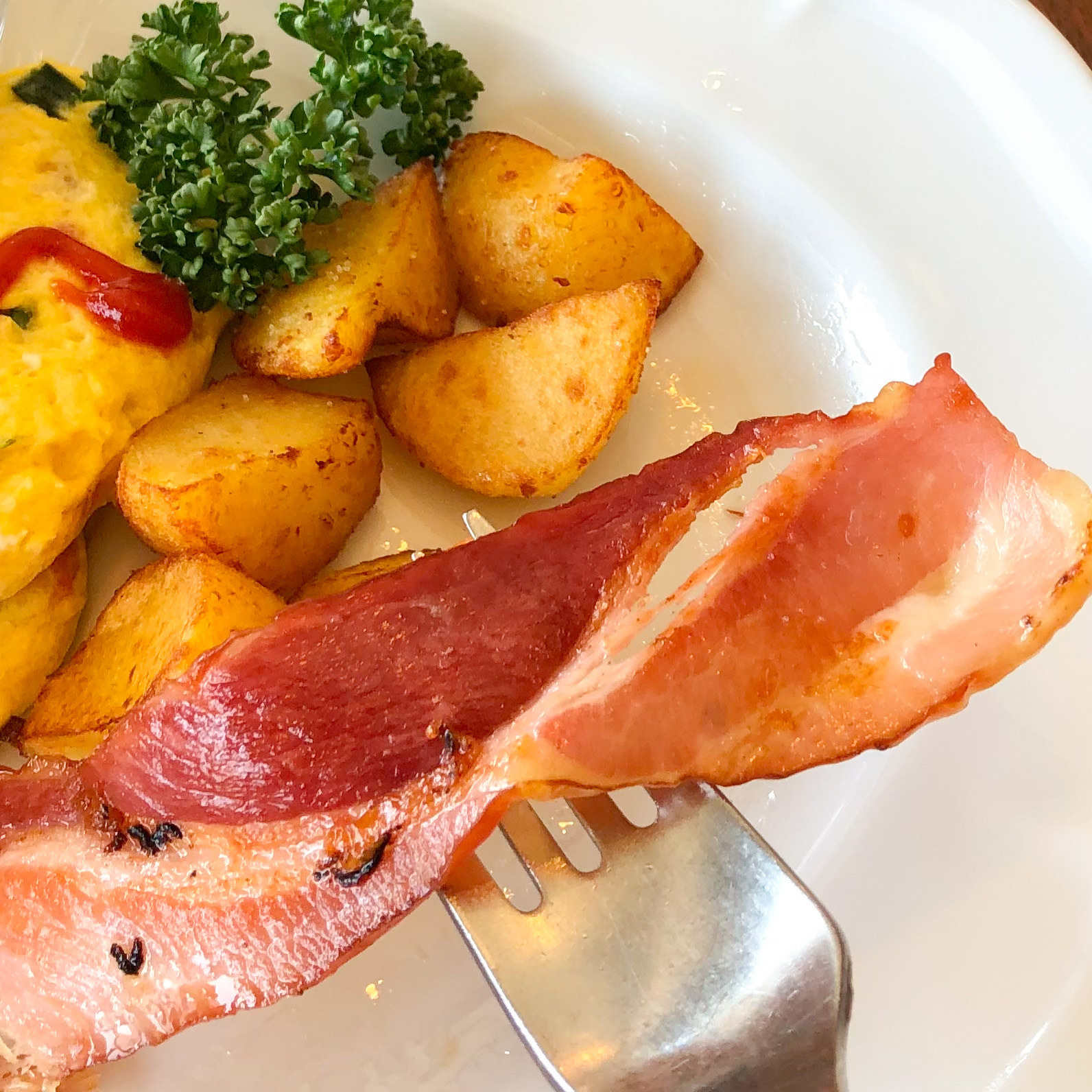 ロイヤルホストのおすすめモーニングメニュー「オムレツプレート(モーニング英国風パン)」