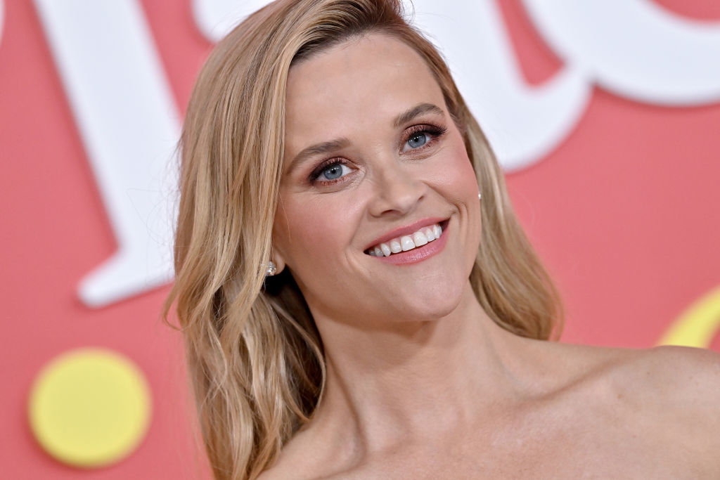 Reese with shoulder-length blonde hair on a red carpet
