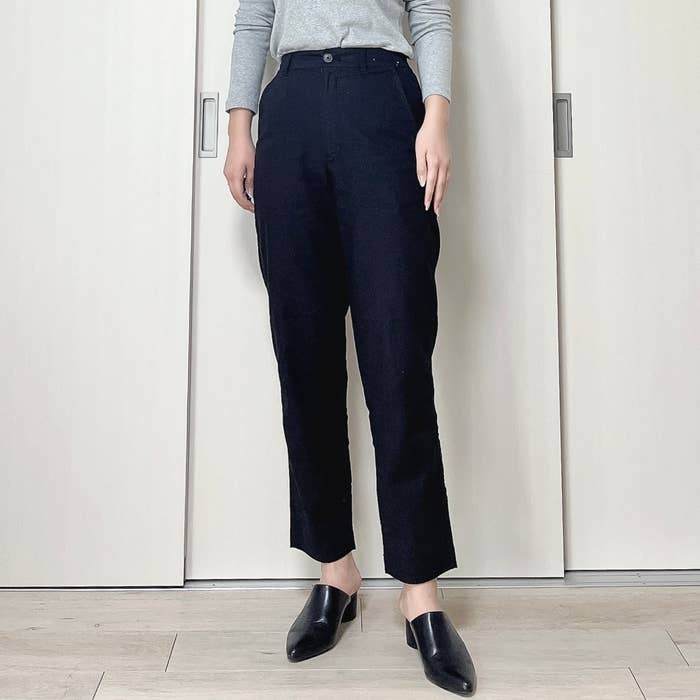 ユニクロのおすすめボトムス「リネンコットンテーパードパンツ(丈長め)」