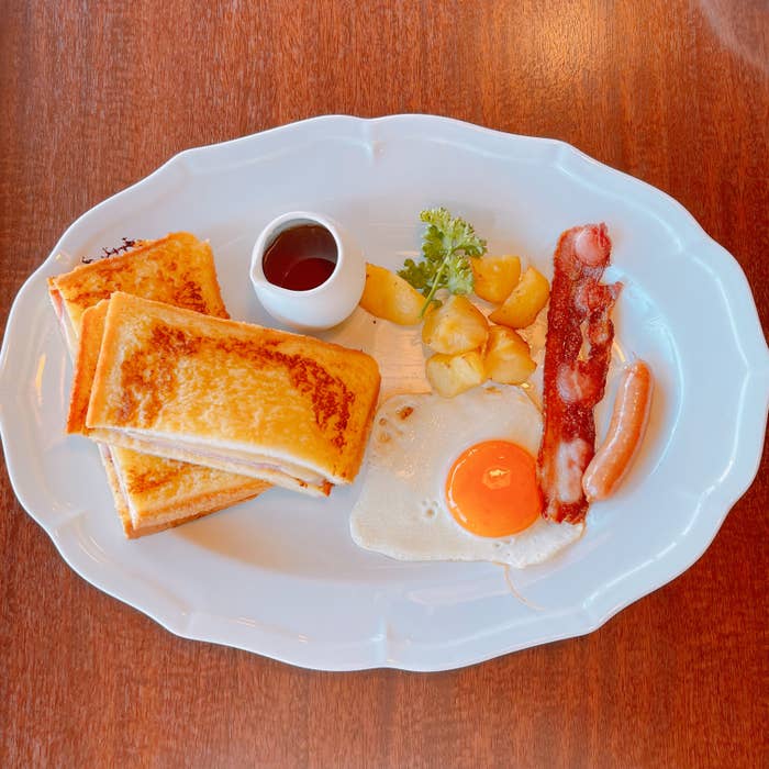 ロイヤルホストのおすすめモーニングメニュー「ハム&チーズのフレンチトーストサンドプレート」