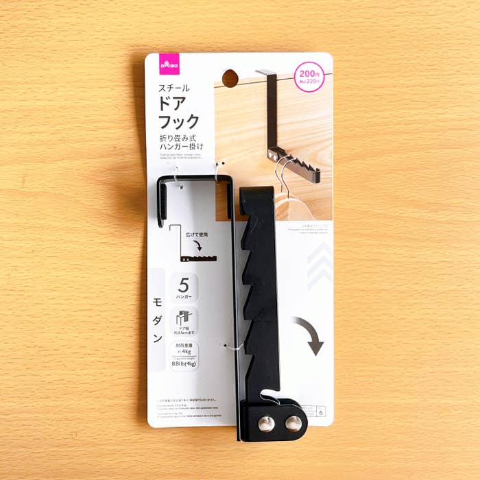 DAISO(ダイソー)のおすすめ収納アイテム「折り畳み式ドアフック(ハンガー掛け)」