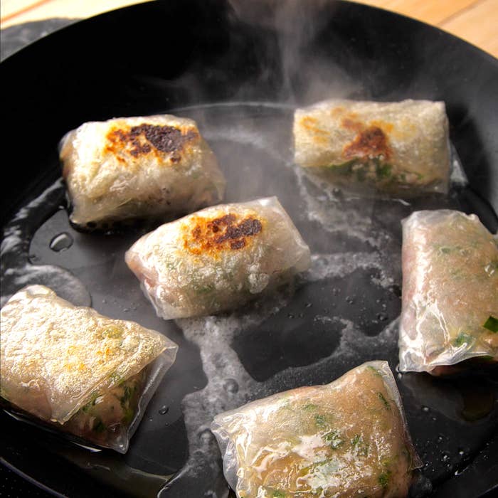 フライパンで調理されているライスペーパー巻き。