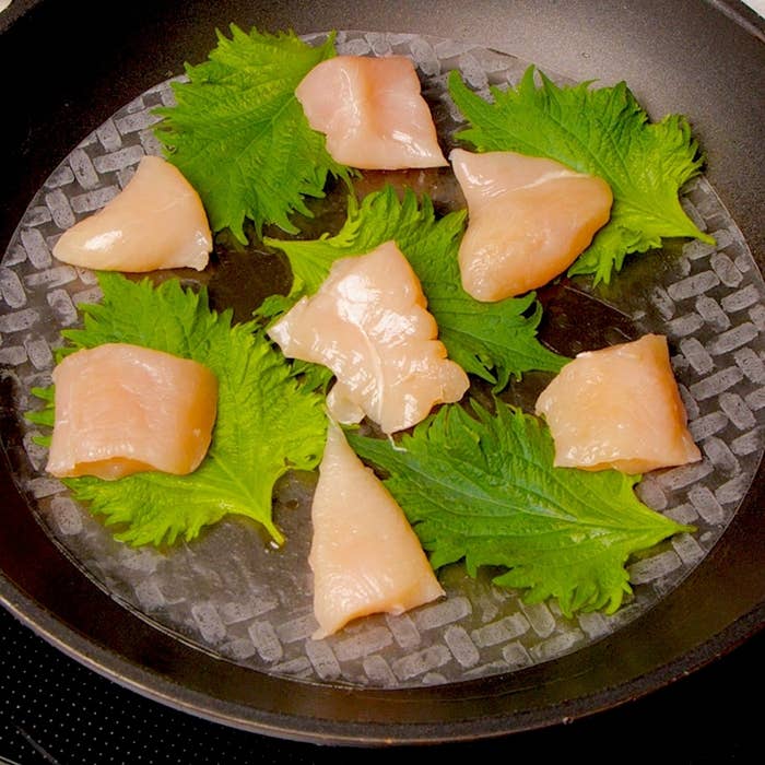 フライパンにライスパーパー、大葉、鶏ささみがのっています。