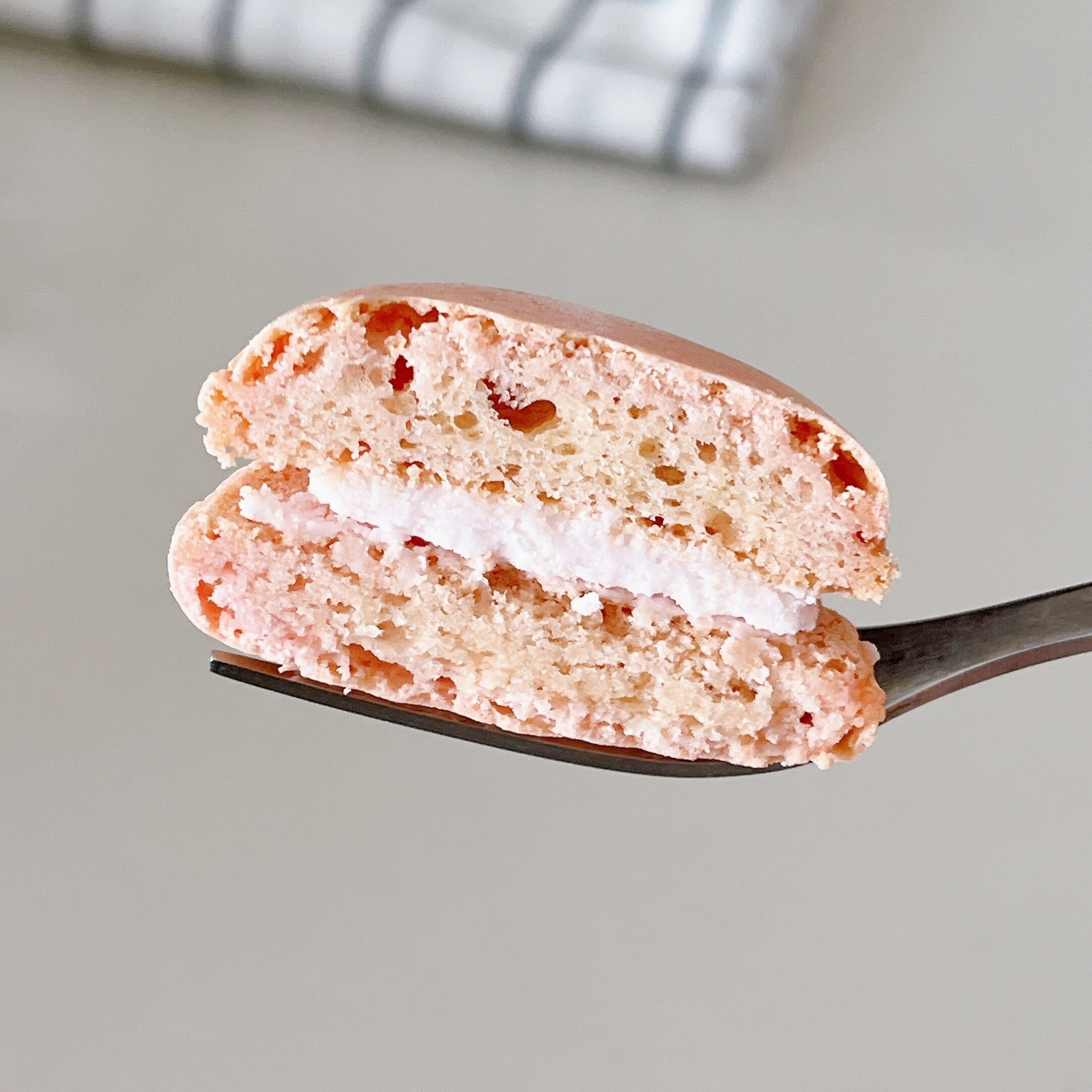 セブン-イレブンのオススメのスイーツ「7プレミアム マカロン あまおう苺&ピーチ」