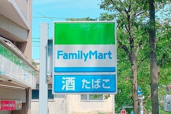ファミリーマートの看板が街角にあります。