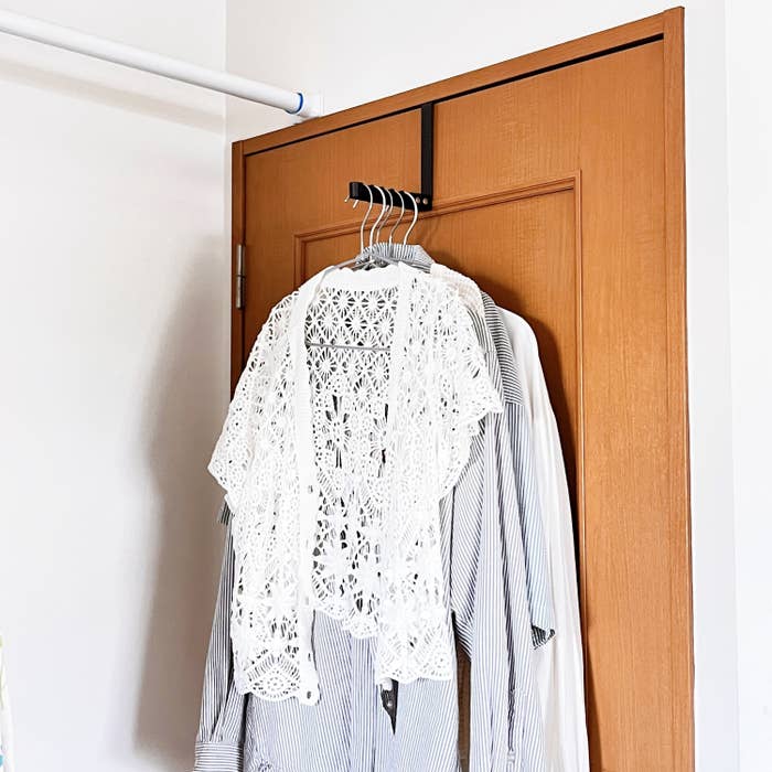 DAISO(ダイソー)のおすすめ収納アイテム「折り畳み式ドアフック(ハンガー掛け)」