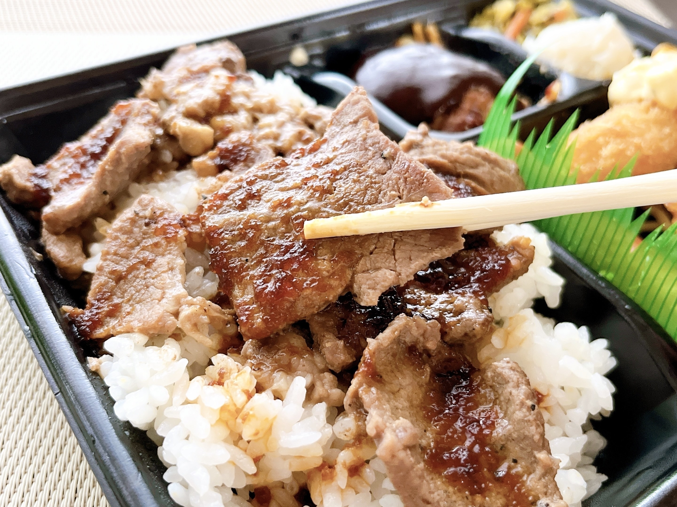 ほっともっとのボリューム満点なお弁当「スペシャル洋風バラエティ弁当」