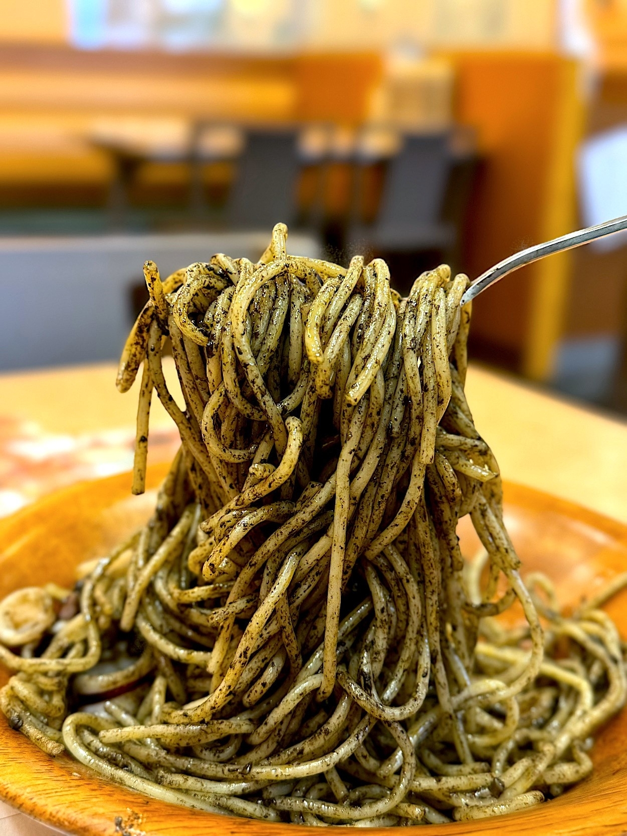 サイゼリヤ】これ本当に500円でいいの…？コスパ最強の「贅沢パスタ」イカ墨の濃厚な風味がたまらないの！