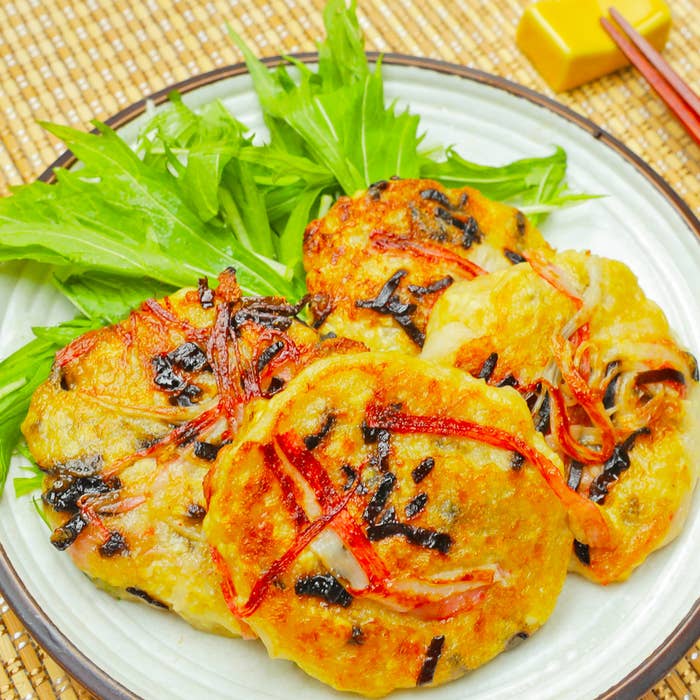 盛り付けられた野菜と一緒に皿に盛られた三つの豆腐。