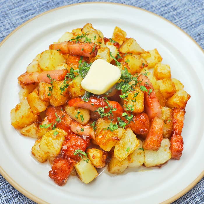 ポテトとベーコンが盛られ、バターの乗った温かい料理